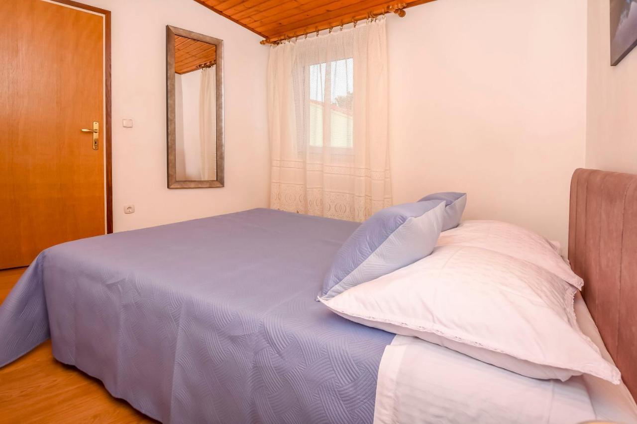 Apartment Mira Примоштен Номер фото