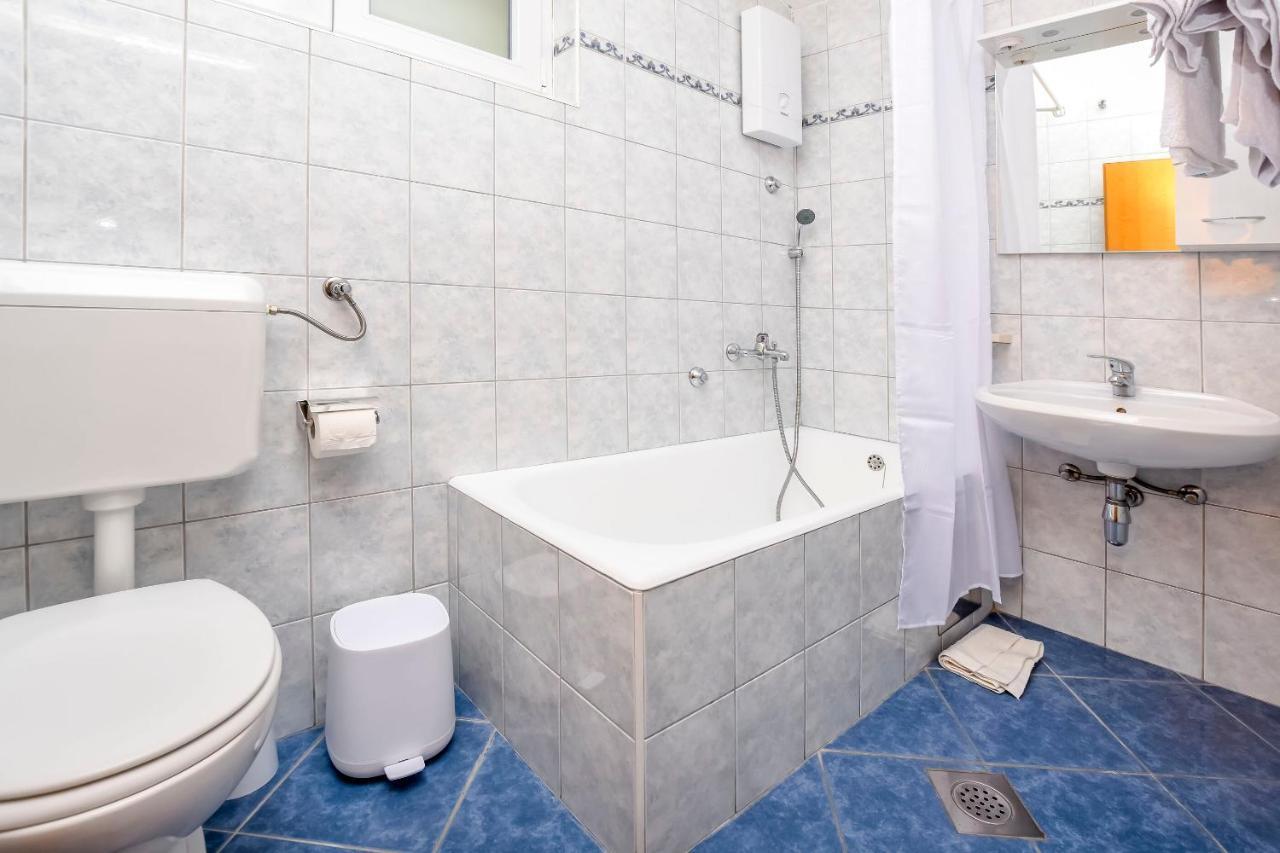 Apartment Mira Примоштен Экстерьер фото